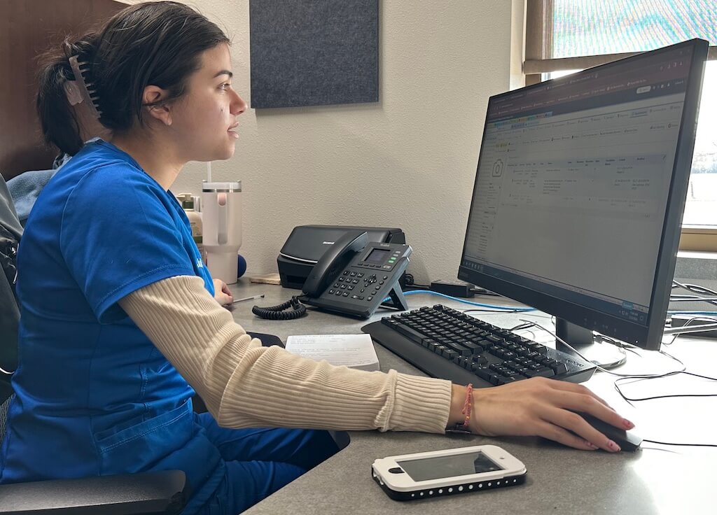 juli-at-desk